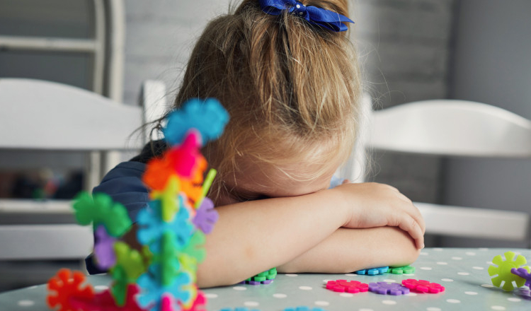 O educatoare din Ploiești este acuzată că ar fi bătut mai mulți copii din grupă. Dosar penal pentru abuz în serviciu