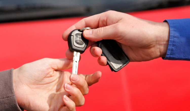 Un tânăr de 22 de ani a primit 10.000 de euro ca să aducă o mașină din Germania și a dispărut cu banii