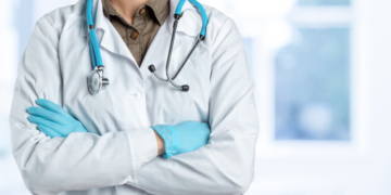 Un medic din Neamț care chiulea de la serviciu, dar încasa lunar salariu de 11.000 lei, a fost arestat preventiv