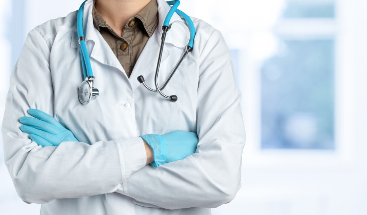 Un medic din Neamț care chiulea de la serviciu, dar încasa lunar salariu de 11.000 lei, a fost arestat preventiv