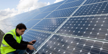 Prosumatorii care oferă energie electrică în rețea ar putea primi o compensație financiară lunară cu care își pot deconta alte facturi