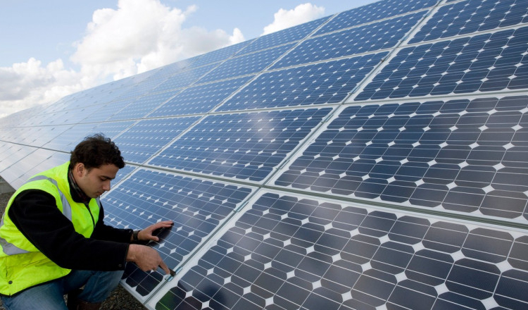 Prosumatorii care oferă energie electrică în rețea ar putea primi o compensație financiară lunară cu care își pot deconta alte facturi