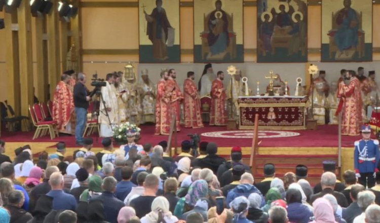 Peste 50.000 de oameni au urcat Colina Bucuriei pentru a se închina la moaște. Continuă pelerinajul de Sf. Dimitrie cel Nou