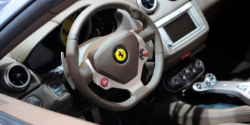 Un bărbat din Suceava a încasat 85.000 de euro după ce a vândut un Ferrari care nu mai era al lui