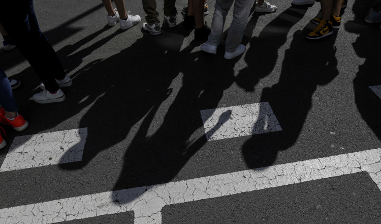 Un băiat din Târgoviște a fost bătut la școală de trei colegi, iar imaginile au apărut pe internet