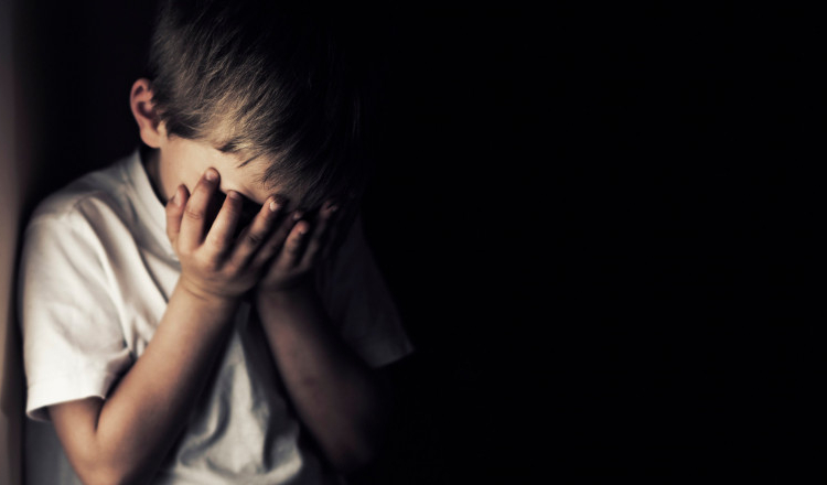 Un elev de 8 ani ar fi fost tras de urechi și legat cu bandă scotch de scaun de învățătoare. Reacția IȘJ Bistrița-Năsăud