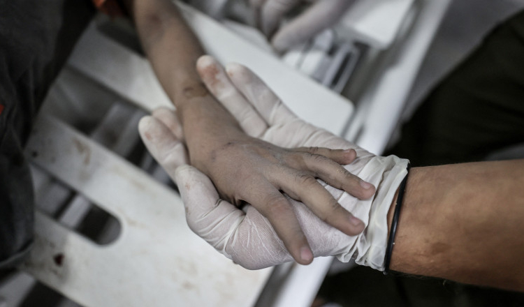 Psihiatru: Copiii din Gaza sunt traumatizați de bombardamentele israeliene. „Udă patul, le e mereu frică, au comportament agresiv”