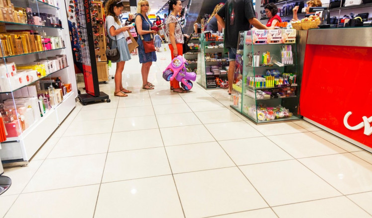 Femeile gravide şi persoanele însoţite de copii mai mici de 5 ani au prioritate în magazine și la ghişee. Legea, promulgată de Iohannis