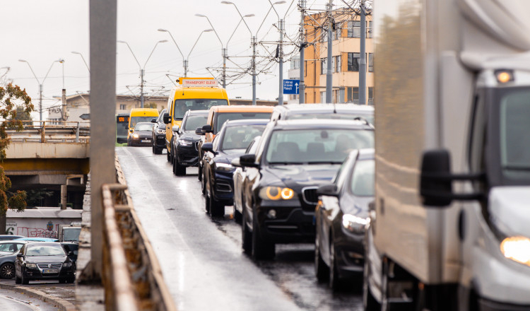 Primăria Capitalei mărește numărul polițiștilor rutieri și al delimitatoare pe traseul tramvaielor 11 și 44 în zona Podului Grant