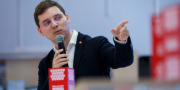 Pliantele AUR de la SNSPA au ajuns în Parlamentul European. Victor Negrescu: Un partid extremist incită la ură în universităţi