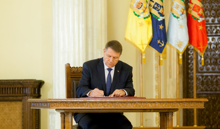 Klaus Iohannis a promulgat legea pensiilor speciale. Ce prevede „reforma” Coaliției PSD-PNL de care depind banii din PNRR
