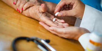 Politico: De ce românii primesc medicamente noi cu doi ani mai târziu decât germanii