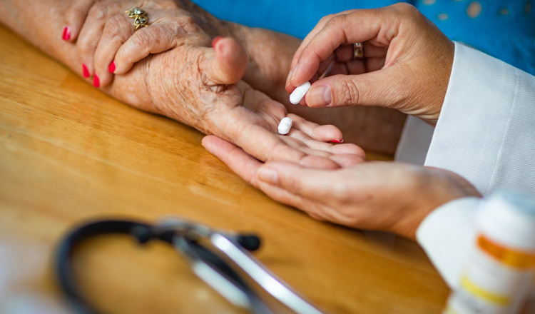 Politico: De ce românii primesc medicamente noi cu doi ani mai târziu decât germanii