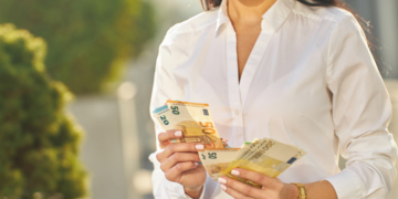 O femeie din Timișoara a păcălit un bărbat pe internet să-i dea peste 100.000 de euro. A luat banii și a plecat în vacanță cu soțul