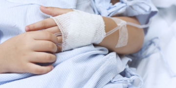 Trei frați din Iași au ajuns la spital cu intoxicație, după ce mama lor a stropit într-o cameră cu insecticid împotriva puricilor