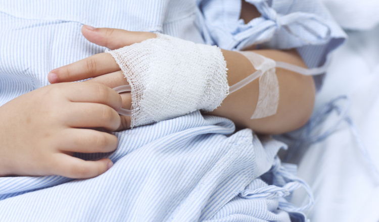 Trei frați din Iași au ajuns la spital cu intoxicație, după ce mama lor a stropit într-o cameră cu insecticid împotriva puricilor