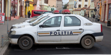 Un bărbat gelos din Brașov, care și-a strâns de gât soția în fața copiilor și a amenințat că dă foc la casă, a fost arestat preventiv