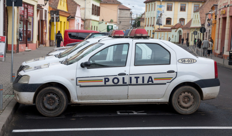 Un bărbat gelos din Brașov, care și-a strâns de gât soția în fața copiilor și a amenințat că dă foc la casă, a fost arestat preventiv