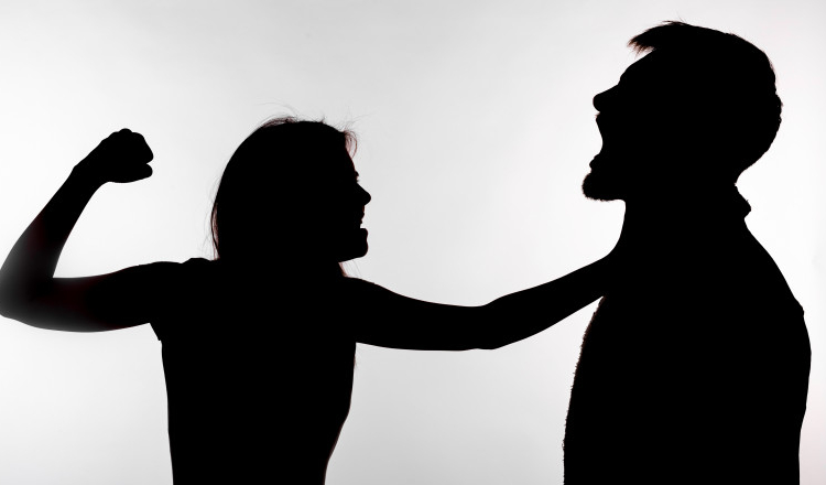 Zeci de bărbați au fost bătuți de femei, în Botoșani. Unii au cerut ordin de protecție