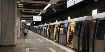 O femeie a căzut pe șine la Piața Unirii, în timp ce metroul intra în stație