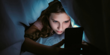 Bărbat arestat pentru mesaje obscene trimise unor copile, pe telefonul mobil. Mama unei fete de 13 ani l-a dat pe mâna poliției