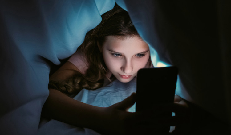 Bărbat arestat pentru mesaje obscene trimise unor copile, pe telefonul mobil. Mama unei fete de 13 ani l-a dat pe mâna poliției