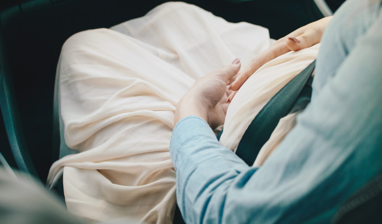 Femeie în travaliu escortată la spital de un echipaj de Poliție. Soțul le-a trimis o scrisoare de mulțumire agenților