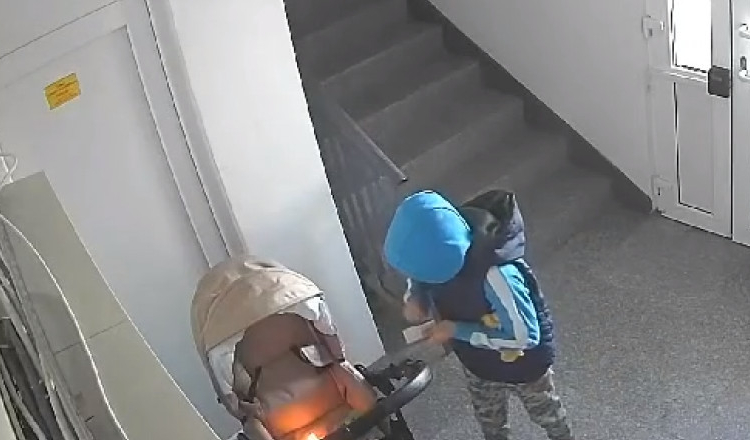 Incendiu într-un bloc din Tecuci: Un băiețel de 9 ani a dat foc intenționat unui cărucior de bebeluși