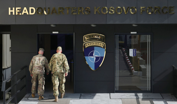 România trimite mai multe forțe militare în misiunea NATO din Kosovo, după creșterea tensiunilor în regiune