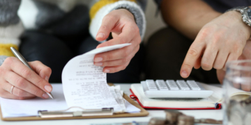 De câți bani are nevoie un român pentru un trai decent în 2023 (raport)