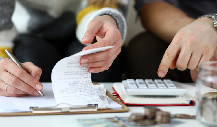 De câți bani are nevoie un român pentru un trai decent în 2023 (raport)