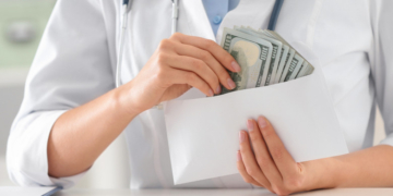 O doctoriță din Oradea, acuzată că a luat mită de 272 de ori, a scăpat nepedepsită. Dosarul ei s-a prescris