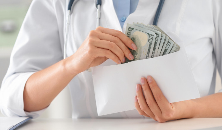 O doctoriță din Oradea, acuzată că a luat mită de 272 de ori, a scăpat nepedepsită. Dosarul ei s-a prescris