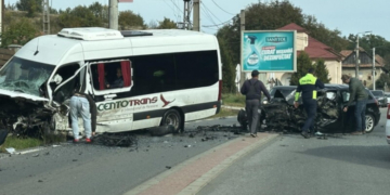 Accident cu 16 victime în Cluj. Un microbuz și o mașină s-au ciocnit, șoferul autoturismului a rămas încarcerat