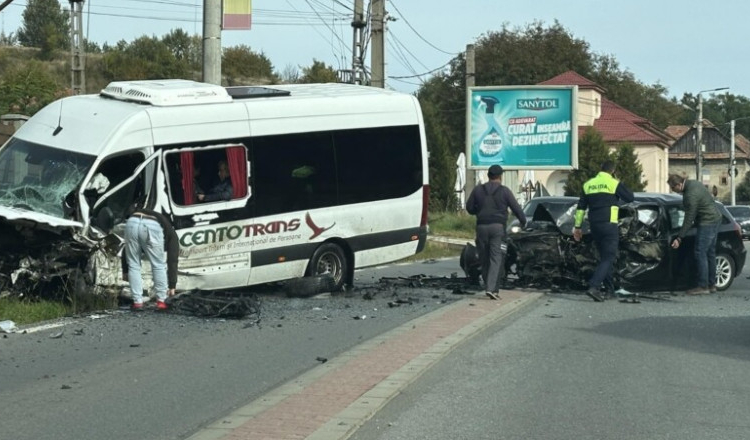 Accident cu 16 victime în Cluj. Un microbuz și o mașină s-au ciocnit, șoferul autoturismului a rămas încarcerat