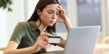 „Coletul blocat”, noua metodă de înșelăciune de pe internet. Cazul unei femei care a căzut în capcana hackerilor