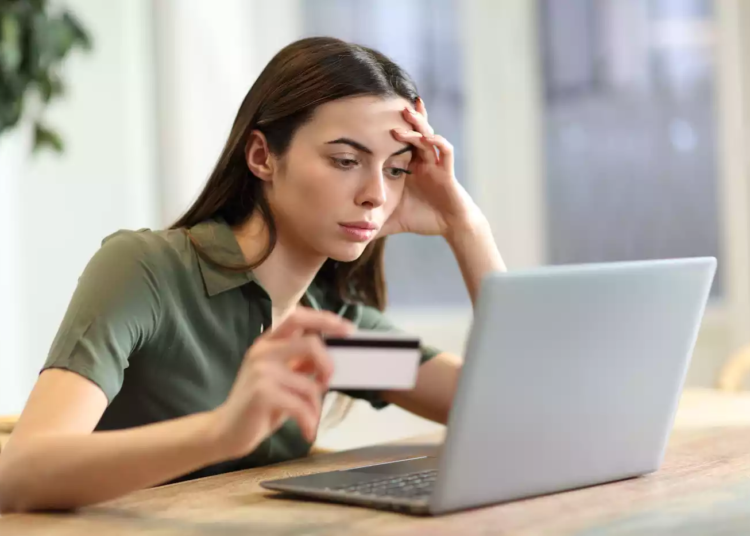 „Coletul blocat”, noua metodă de înșelăciune de pe internet. Cazul unei femei care a căzut în capcana hackerilor