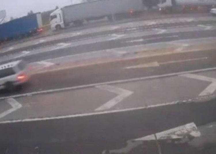 Imagini cu taxiul care l-a scos pe Cătălin Cherecheș din țară. Mașina, filmată în Vama Petea