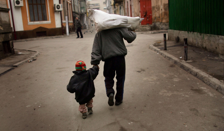 4 milioane de români trăiau anul trecut în sărăcie (INS)