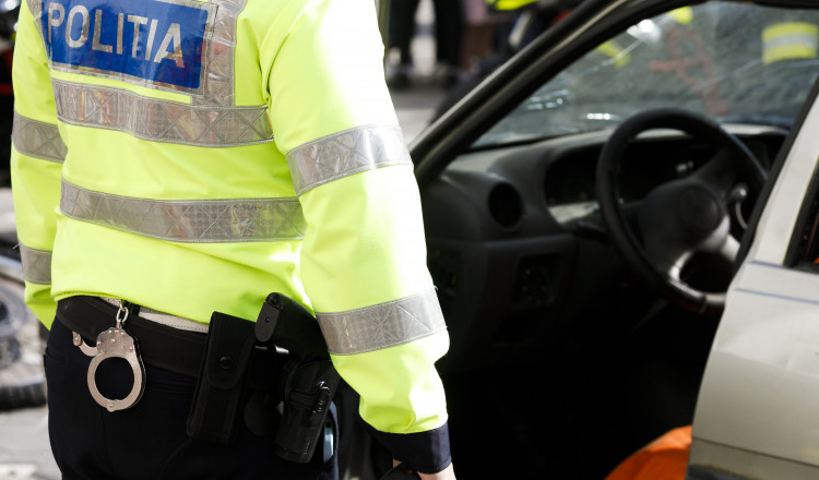 Un bărbat a fost sechestrat, tâlhărit şi ameninţat, pentru a plăti pagubele produse în urma unui accident. Agresorul a fost arestat