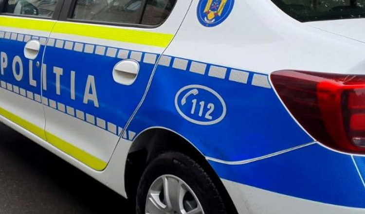 Tânăr arestat preventiv: A avariat o maşină de poliţie, uşa de acces în secție şi a smuls camere video din incinta postului de poliție
