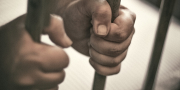 Trei bărbați din Galați, prinși în flagrant când vindeau droguri. Aveau acasă peste un kilogram de stupefiante