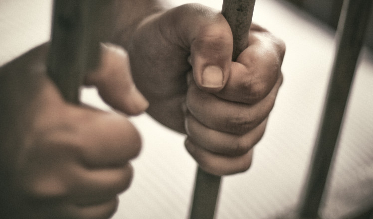 Trei bărbați din Galați, prinși în flagrant când vindeau droguri. Aveau acasă peste un kilogram de stupefiante