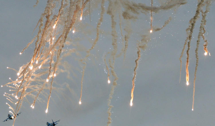 Ucraina spune că avioanele rusești bombardează rutele navelor civile din Marea Neagră