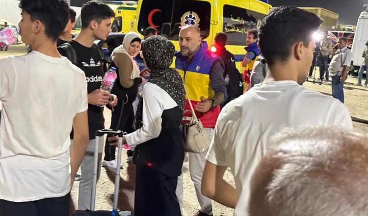 Marcel Ciolacu se întoarce din Egipt împreună cu românii evacuați din Fâșia Gaza