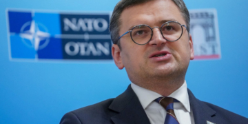 Ucraina critică UE pentru lipsa muniției. Kuleba: Obuzele întârzie din cauza „starii lamentabile a industriei de apărare”