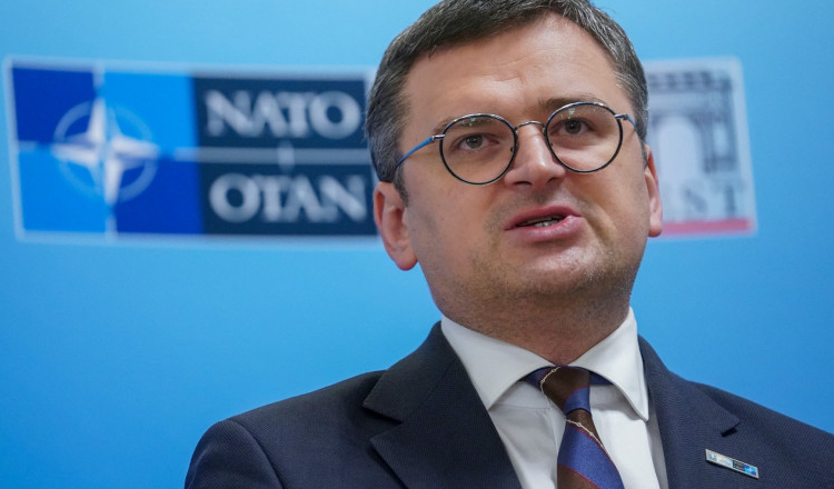 Ucraina critică UE pentru lipsa muniției. Kuleba: Obuzele întârzie din cauza „starii lamentabile a industriei de apărare”