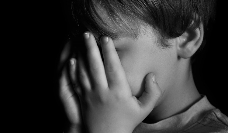 Doi copii luați în plasament au fost violați chiar de bărbatul care trebuia să aibă grijă de ei. Un medic a sesizat Poliția