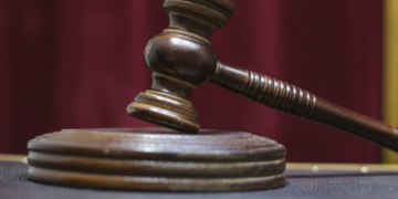 Doi judecători acuzați de luare de mită trebuie să primească câte un milion de euro, salarii din urmă, după ce faptele s-au prescris