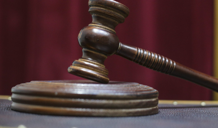 Doi judecători acuzați de luare de mită trebuie să primească câte un milion de euro, salarii din urmă, după ce faptele s-au prescris